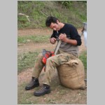 330 ... und Charis schaerft die Saege..JPG 330 ... und Charis schaerft die Saege..JPG